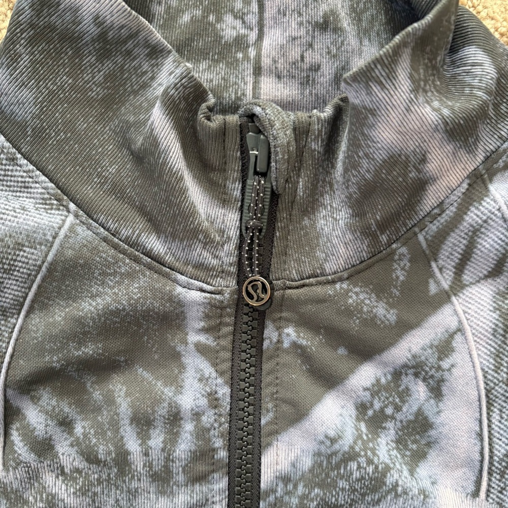 Super Cool Camo-Esque Pattern Jacket From Lululem… - image 2
